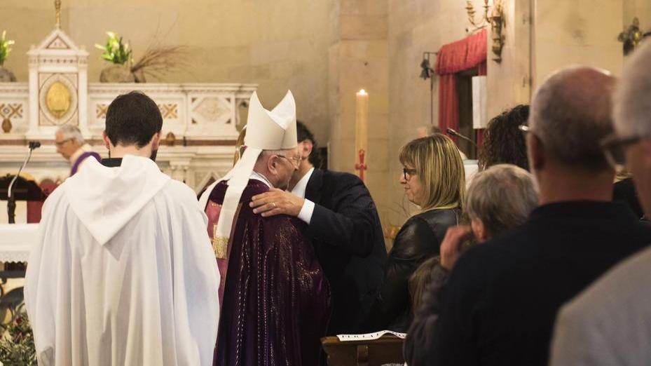 L’olivo e le rose per l’addio a Pacini