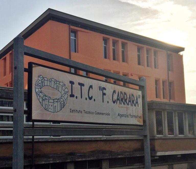 Bulli a scuola: il professore fa denuncia. Il suo avvocato: «È lui la vittima» 