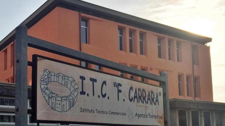 Bulli a scuola: il professore fa denuncia. Il suo avvocato: «È lui la vittima»