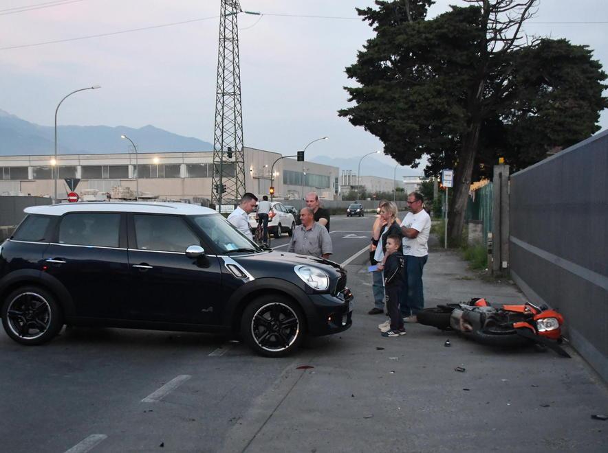 Auto contro moto: ferito centauro 