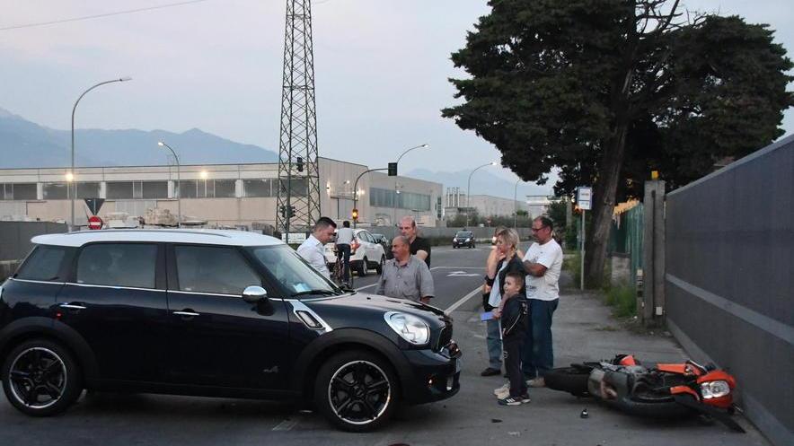 Auto contro moto: ferito centauro
