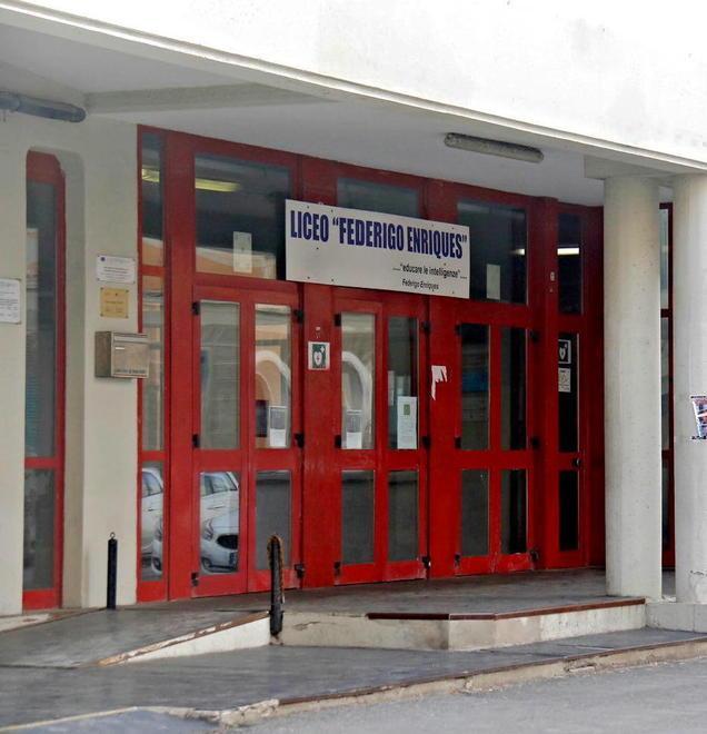 Studente disabile dimenticato in giardino dalla professoressa