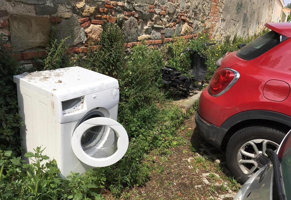 Incivili, vergognatevi: recuperate cento tonnellate di rifiuti abbandonati  