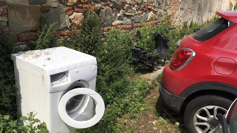 Incivili, vergognatevi: recuperate cento tonnellate di rifiuti abbandonati