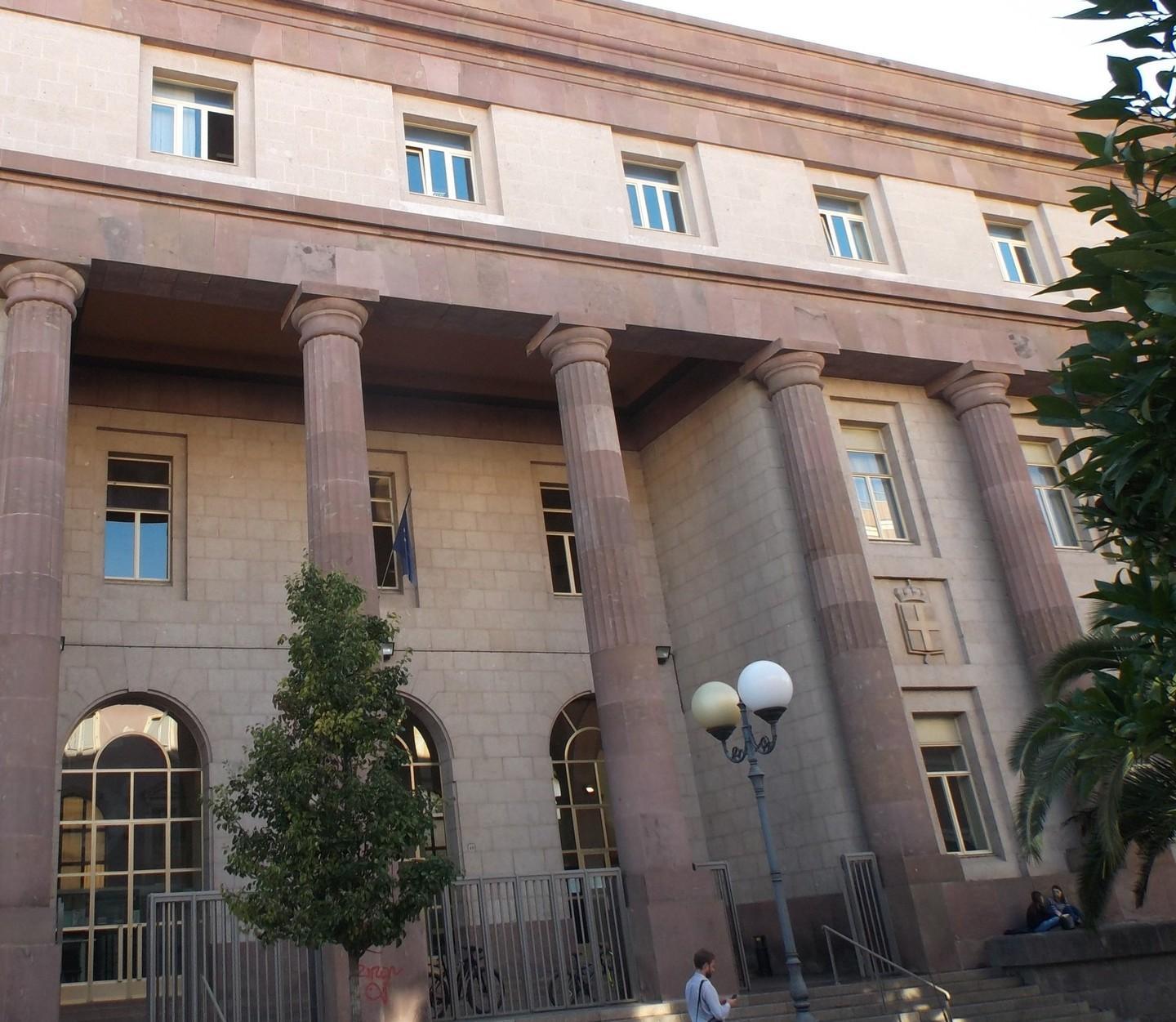 Dipinti contraffatti: un antiquario a giudizio 