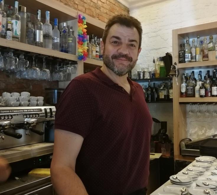 Pulire la città dai rifiuti durante una camminata 
