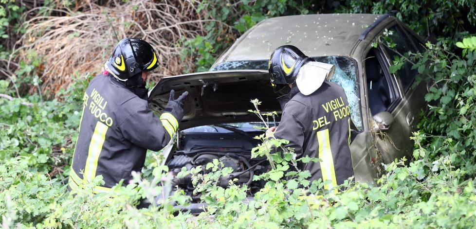 Pauroso incidente Tampona la Jaguar e finisce nel canale 