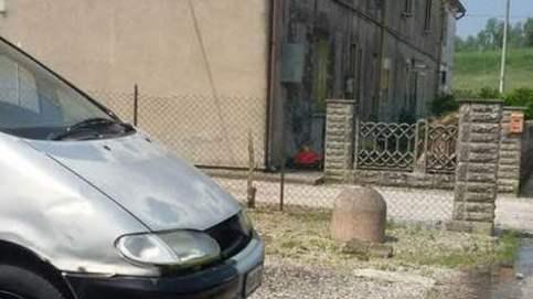 Tubo perde acqua, ma va spostata l’auto