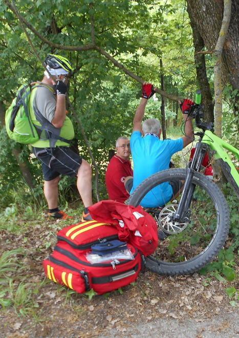 Ciclista finisce nella scarpata e rimane ferito