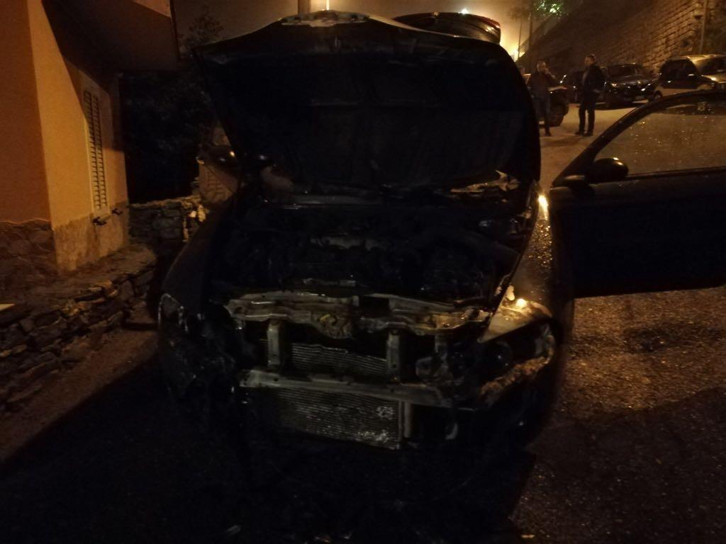 Desulo, un'auto a fuoco: mistero sull'origine del rogo 