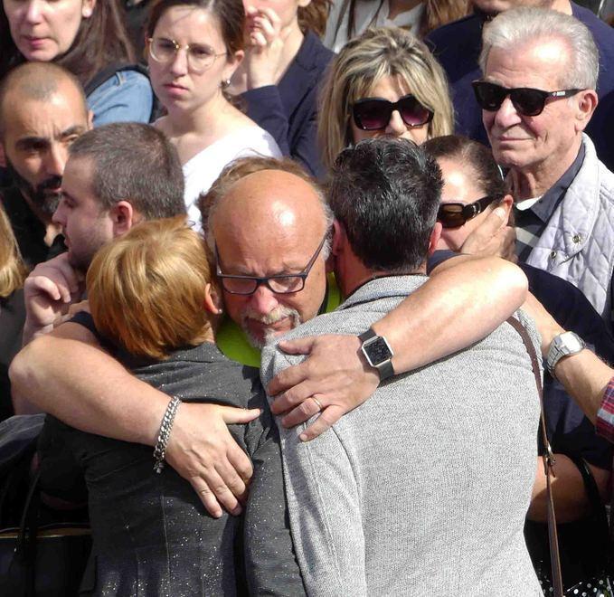 Il doloroso abbraccio ai genitori del ragazzo