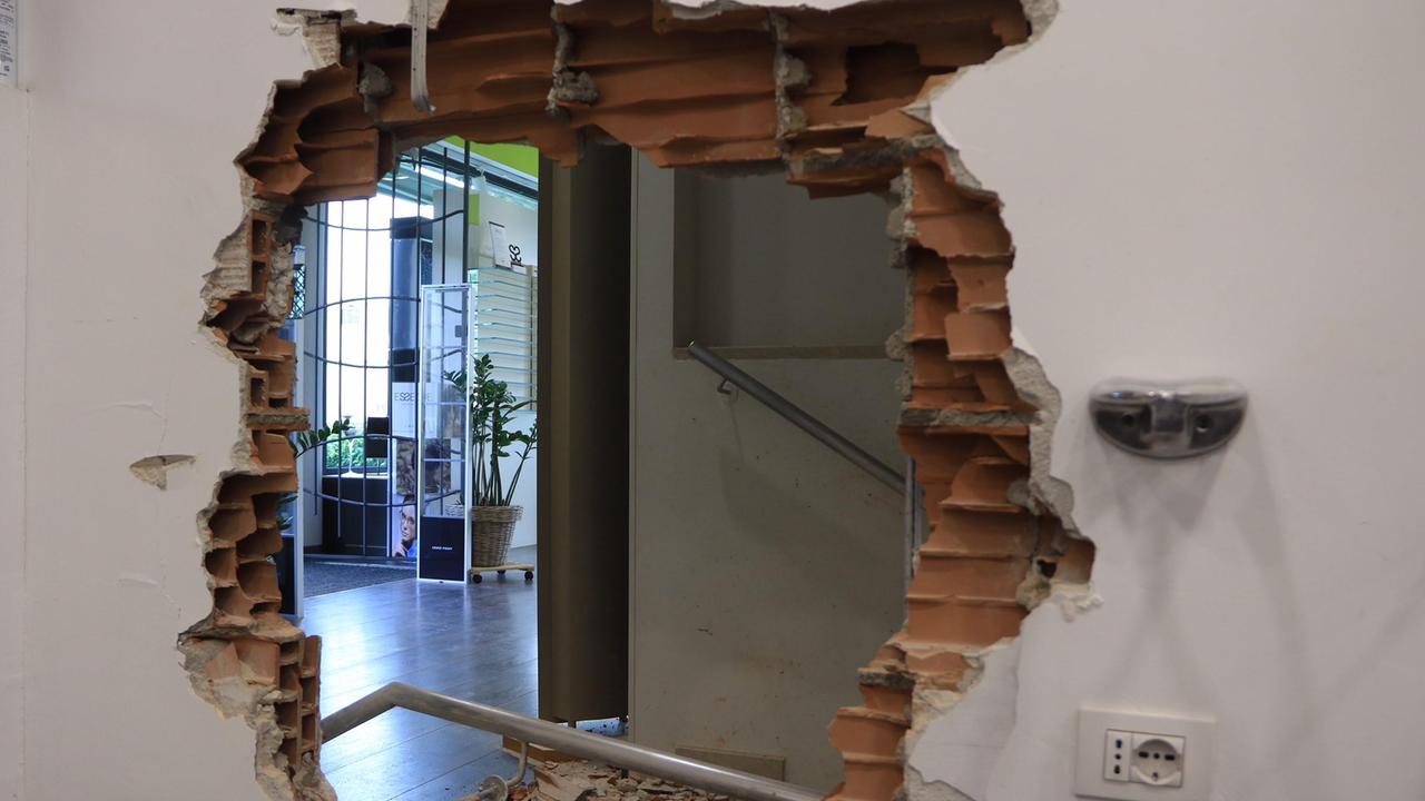 Il buco aperto dai ladri nella parete tra il negozio di parrucchiera e l'ottica Mannucci (foto Sproviero-Batavia)