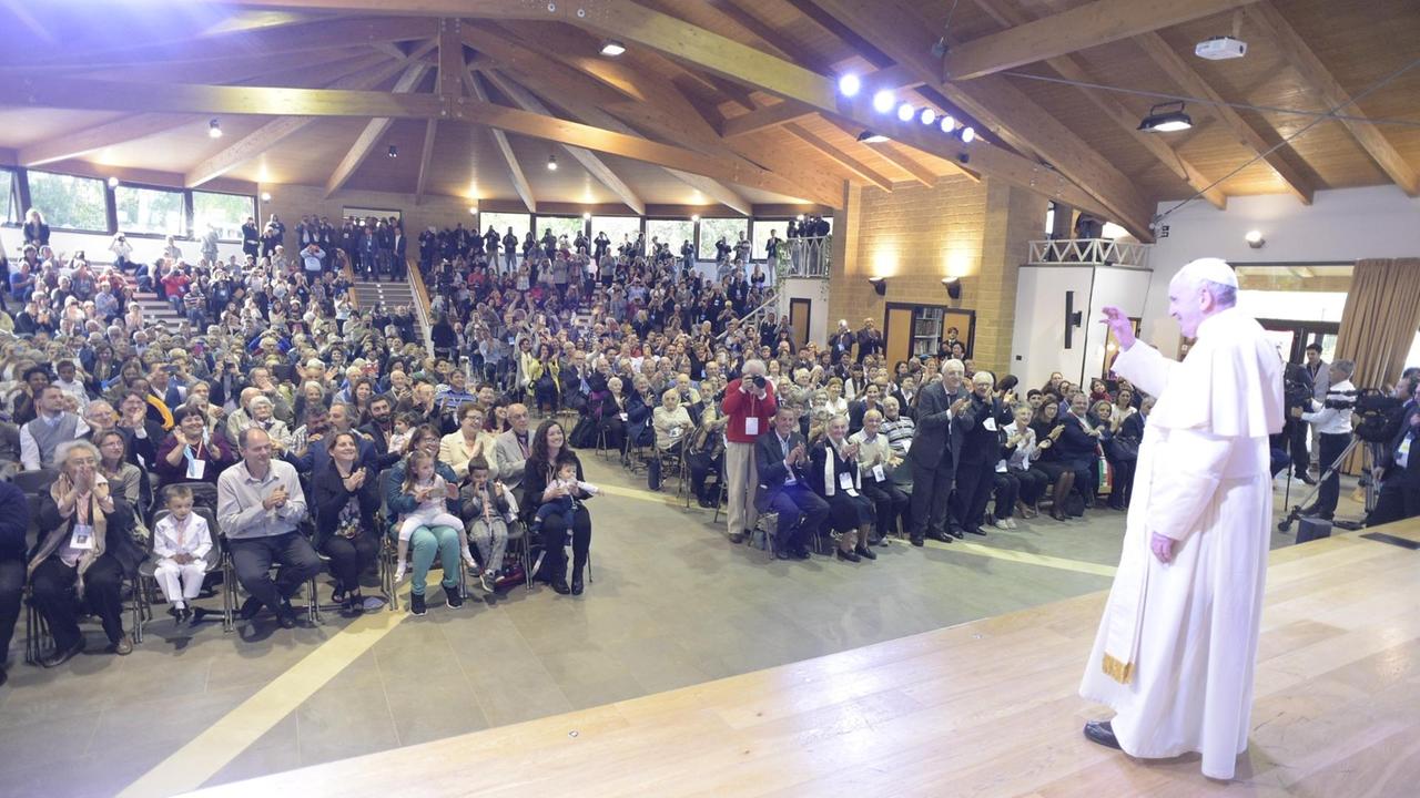 Il Papa a Nomadelfia: 3000 fedeli tra emozioni e preghiere. Bergoglio: "Una comunità speciale" - Video