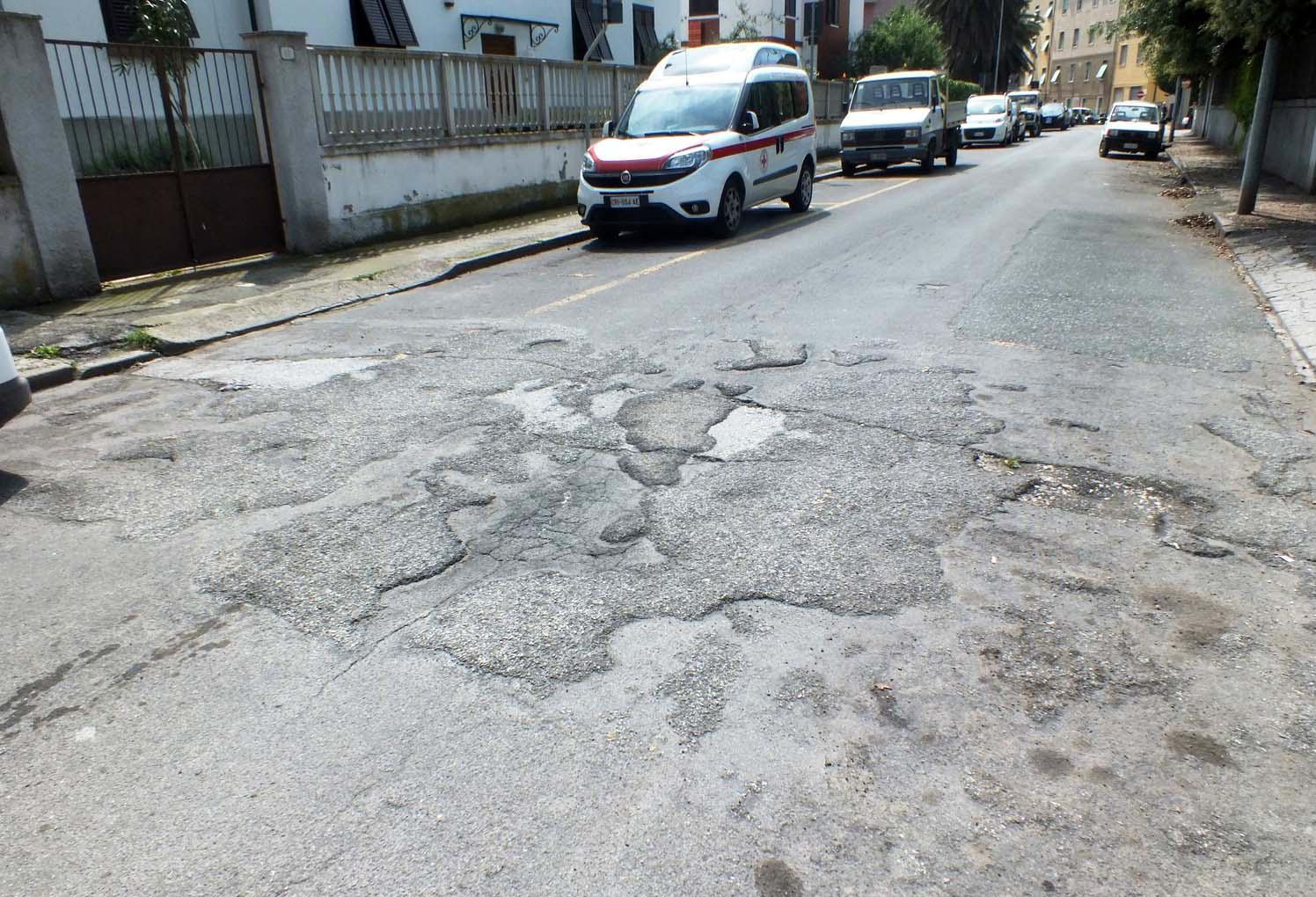Le condizioni disastrate di via Boncompagni (foto Paolo Barlettani) 