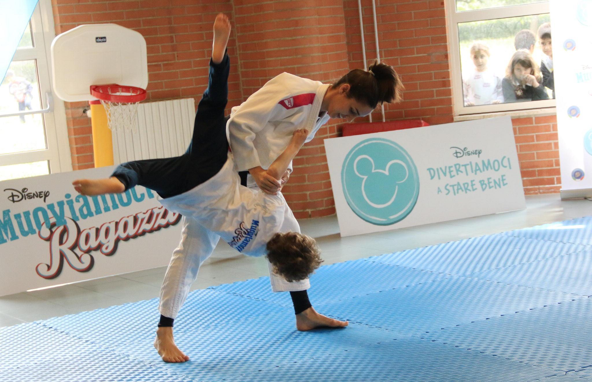 La campionessa di judo Giulia Quintavalle durante una dimostrazione con un alunno della Gandhi (foto Sproviero-Batavia)