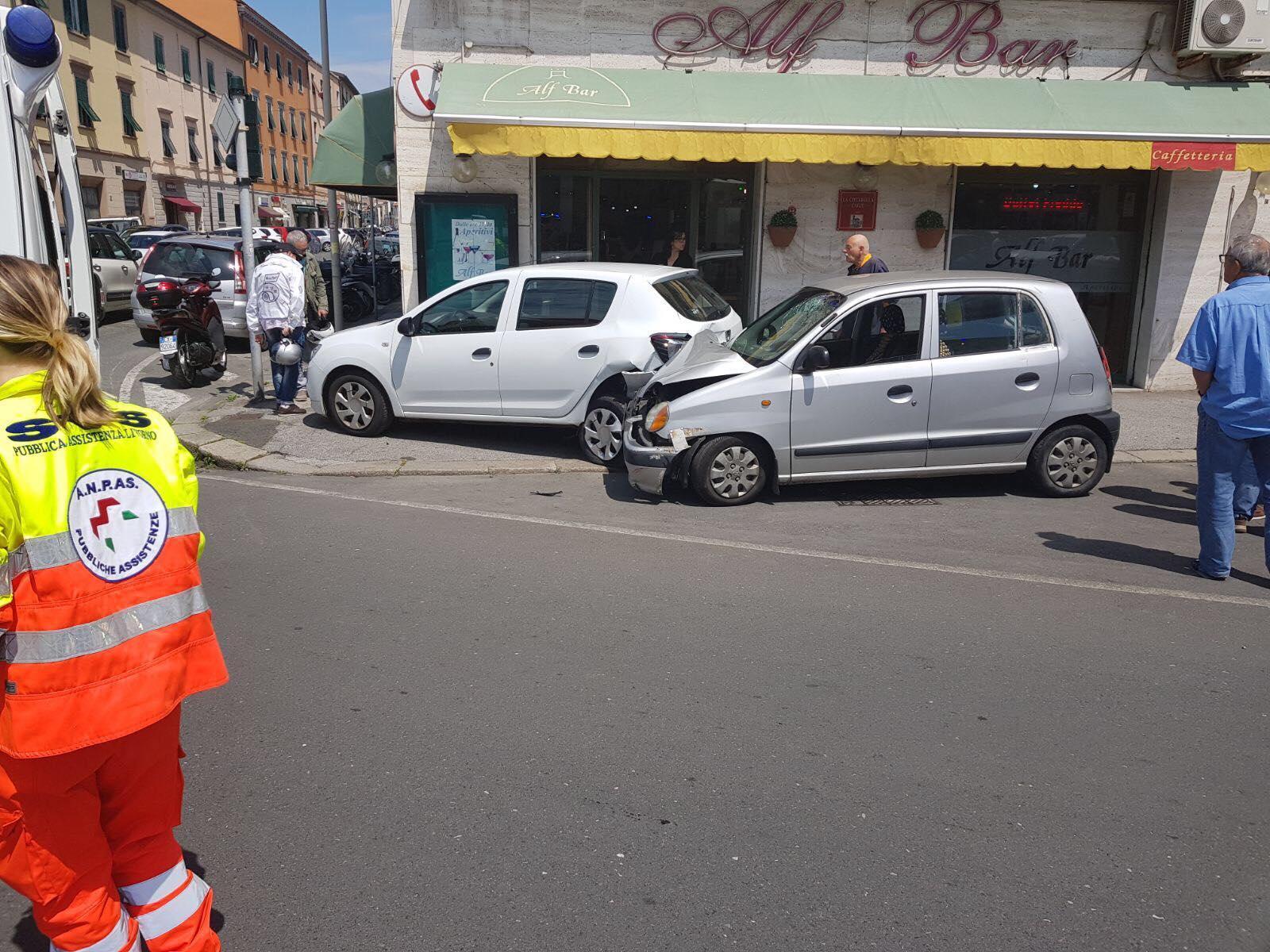 Si schianta su due auto all'incrocio: è grave