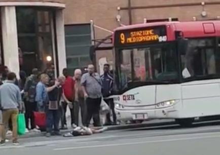 Reggio Emilia: finge di essere stata investita da un autobus, smascherata da un video