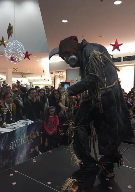 Un cosplay di “Magic move” durante un’esibizione