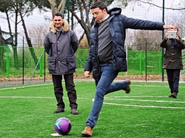 L’ex premier Matteo Renzi, 43 anni, mentre calcia un rigore