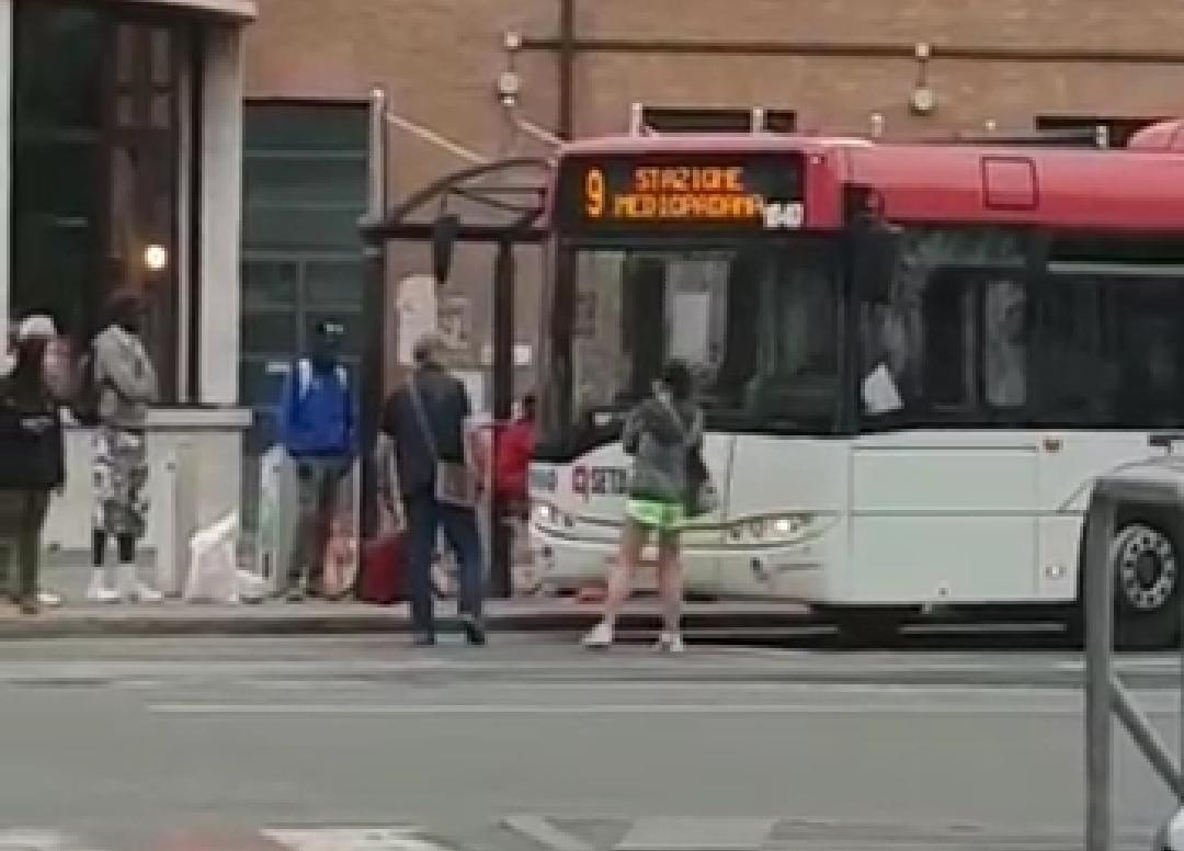Reggio Emilia, finge di essere investita da un bus fermo: Seta farà denuncia