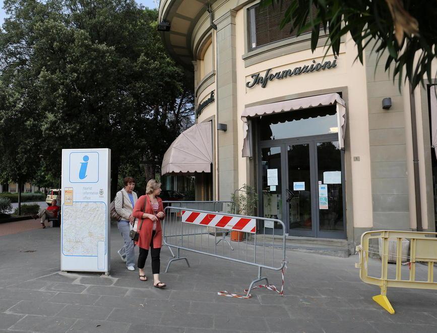 Le transenne sistemate davanti all’ex Apt a causa del crollo di pezzi di cornicione (Foto Nucci)
