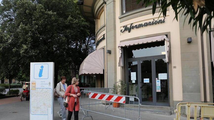 Le transenne sistemate davanti all’ex Apt a causa del crollo di pezzi di cornicione (Foto Nucci)