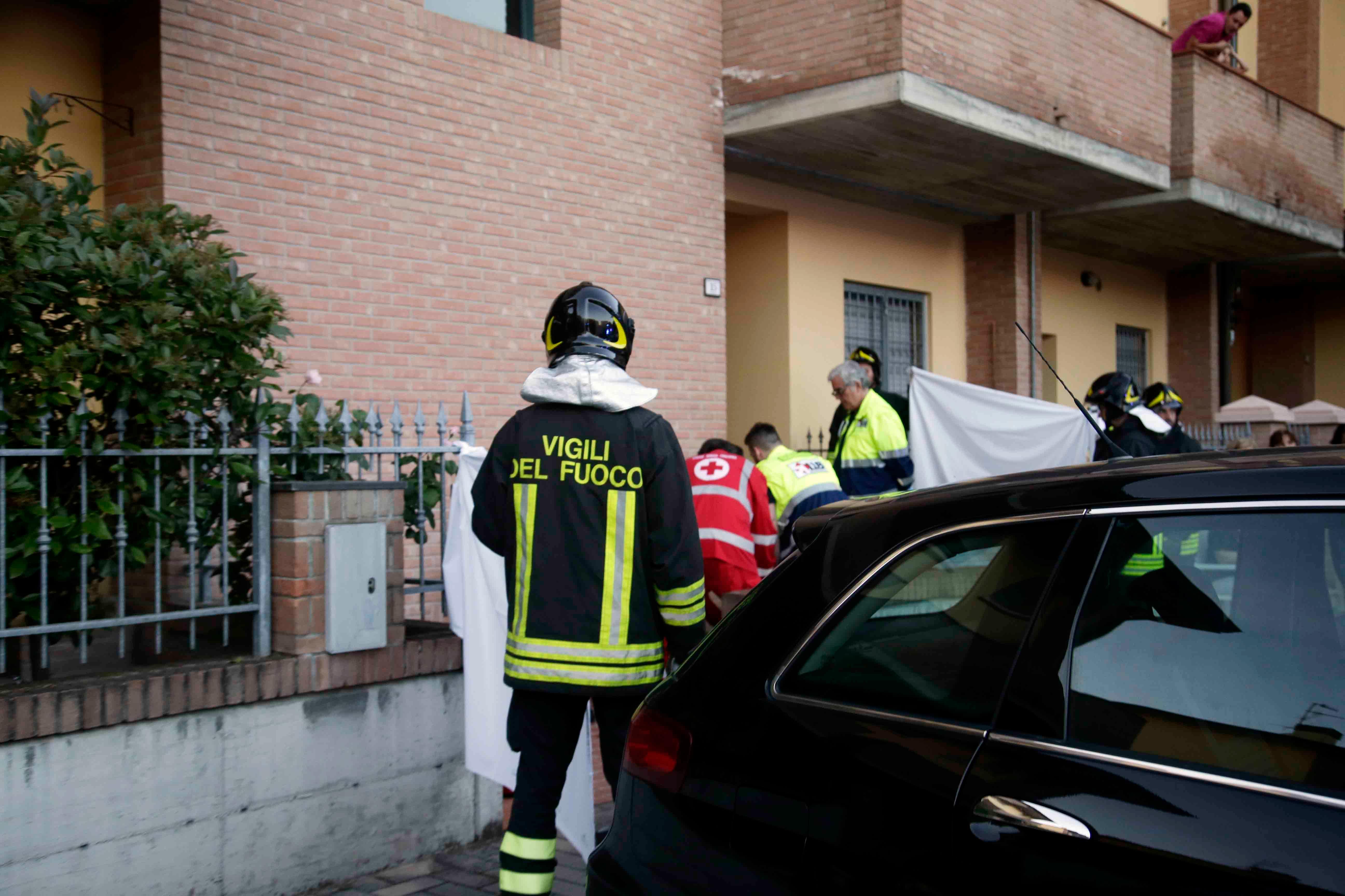 Bimbo di 8 anni resta infilzato nella cancellata 