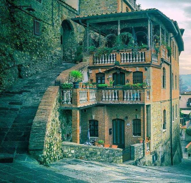 A Capraia si apre la mostra di 28 artisti 