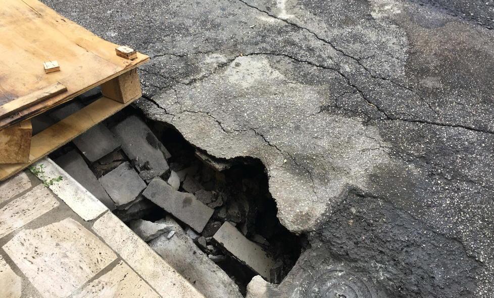 Una voragine in via Savonarola 