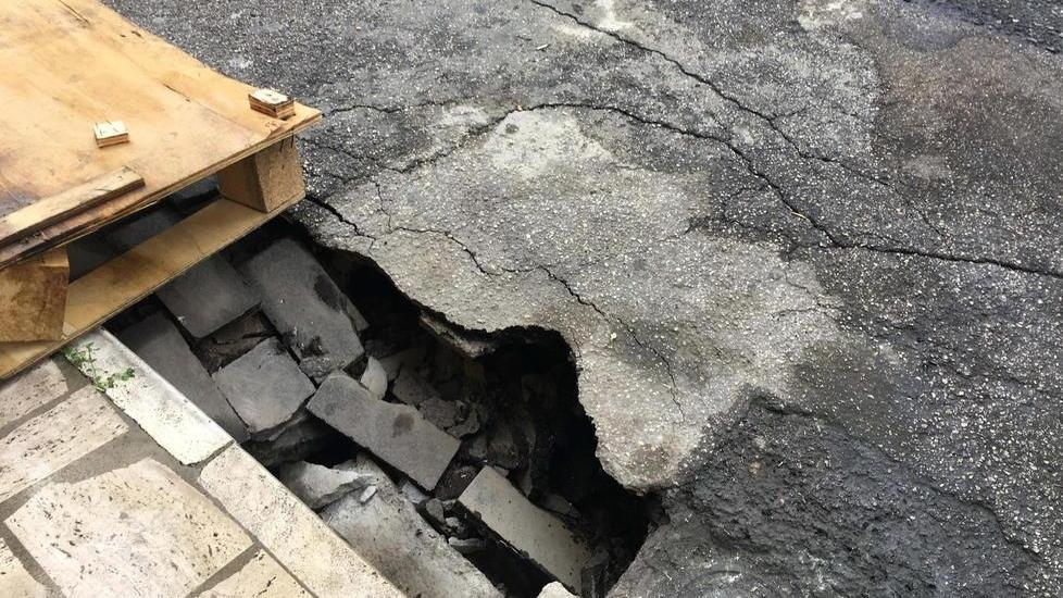 Una voragine in via Savonarola