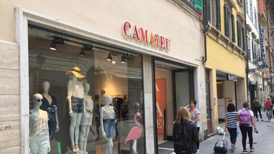 Ruba 300 euro di magliette da Camaieu: «Esasperati»