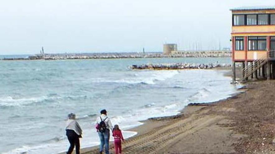 Spiaggia, ripascimento a metà