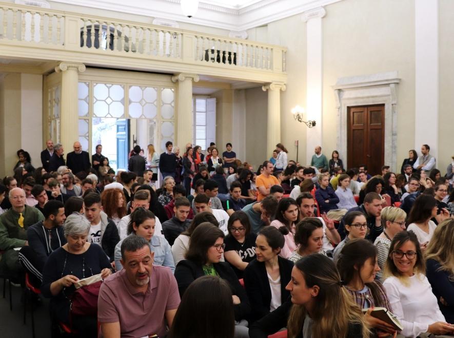 A lezione con Galimberti poi il docente ha un malore 