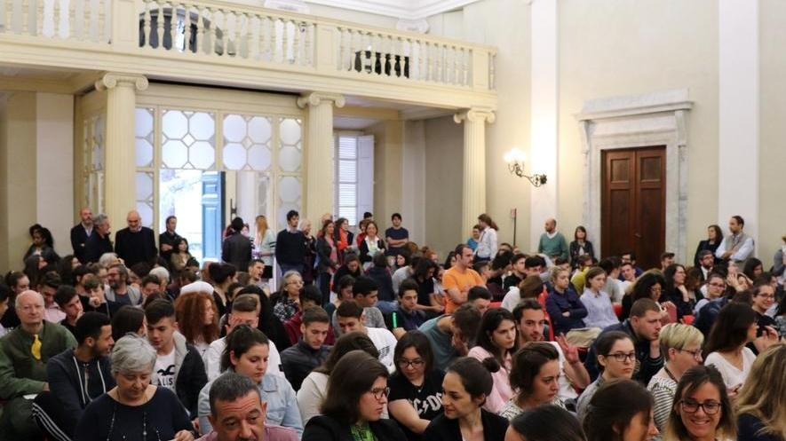 A lezione con Galimberti poi il docente ha un malore