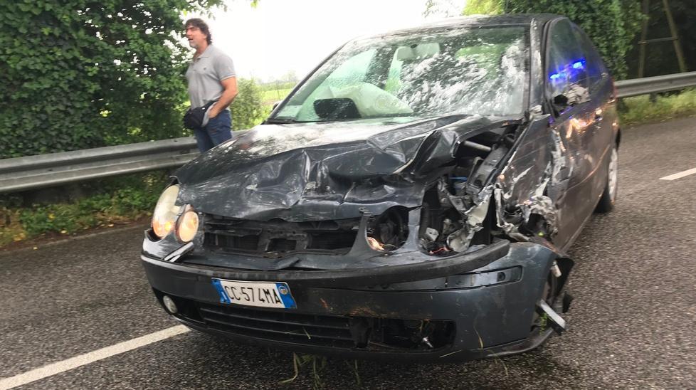 Frontale sul rettilineo I due automobilisti escono quasi illesi
