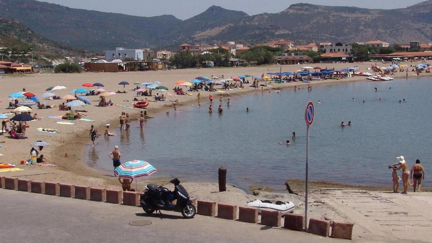 Bosa, oltre venti concessioni nella spiaggia di Isola Rossa 