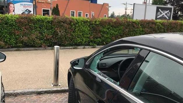 Ladri in azione davanti ai Petali