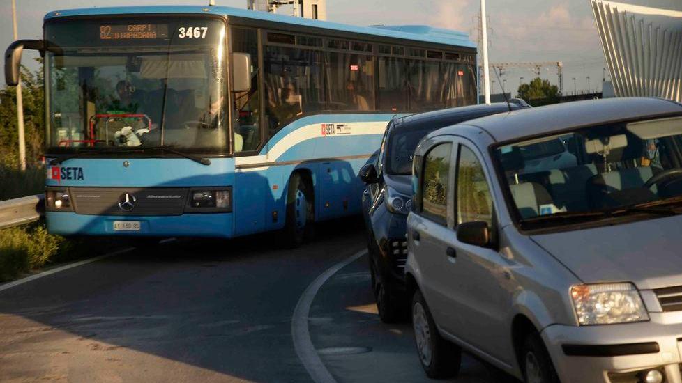 Reggio Emilia, auto parcheggiate in strada alla Mediopadana: il bus non riesce a passare