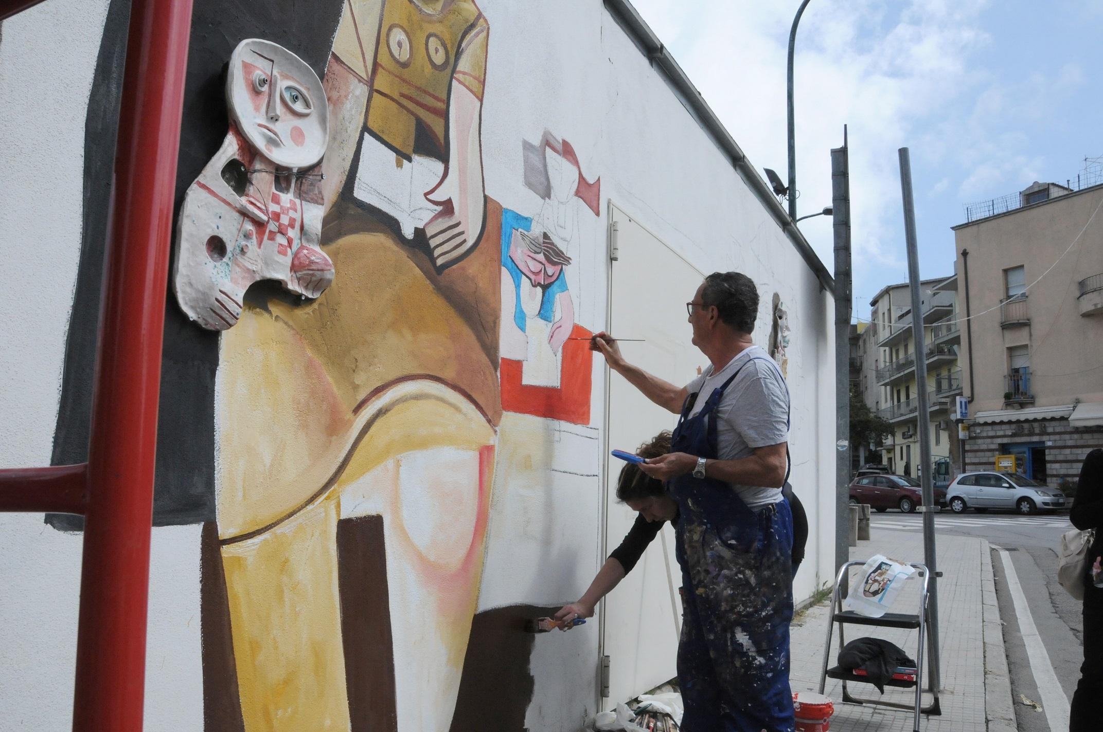 Francesco del Casino durante la realizzazione di uno dei murales in piazza Italia