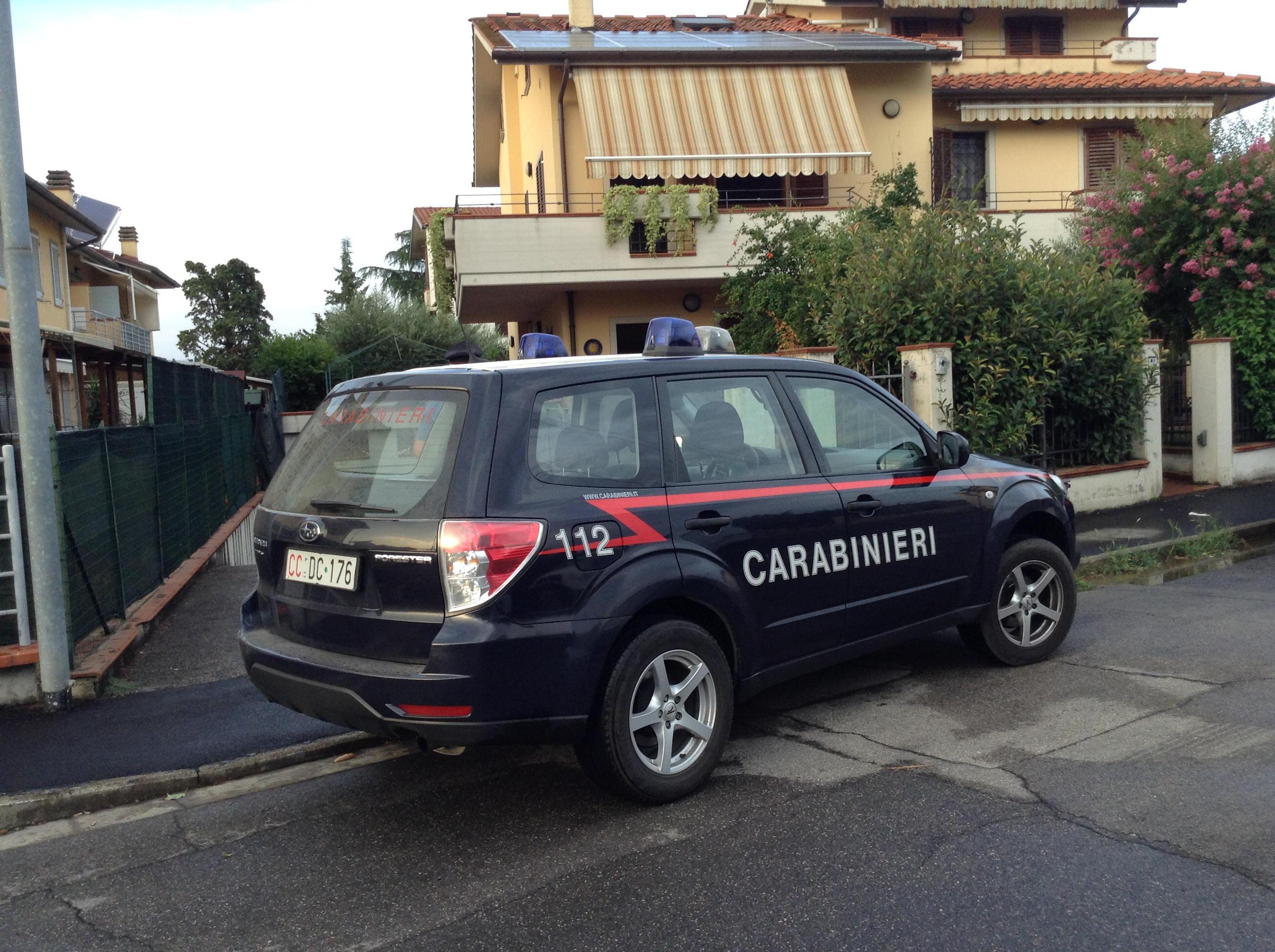 L'intervento dei carabinieri davanti alla casa di Seano (foto Batavia)
