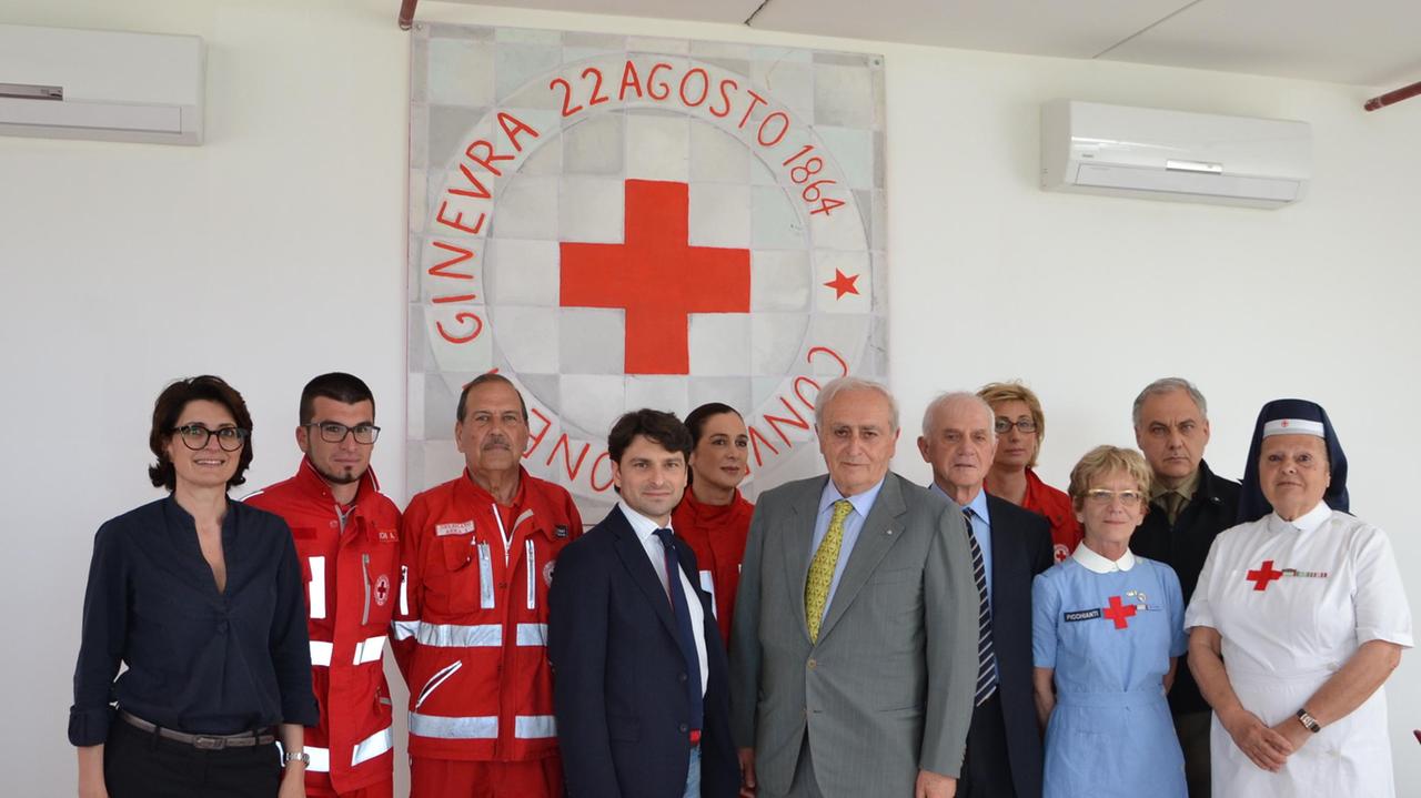 Foto di gruppo con Croce rossa, assessore Cerboni e direzione Aurelia antica