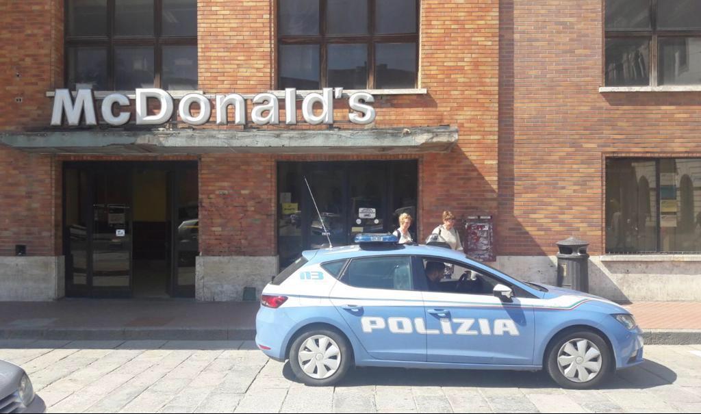 Gettata a terra e trascinata per rubarle il cellulare, ragazza finisce in ospedale 