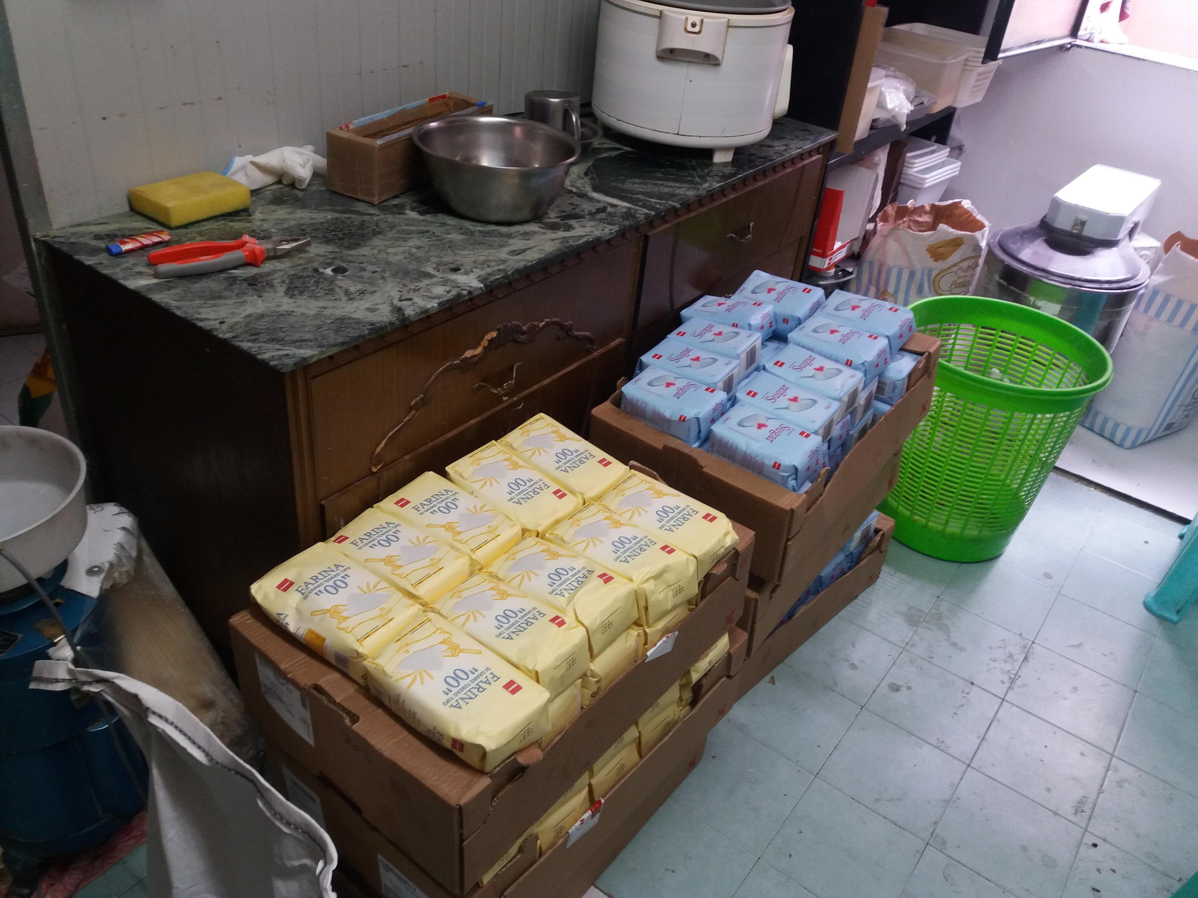 L'interno del laboratorio sequestrato dalla polizia municipale in via Rota