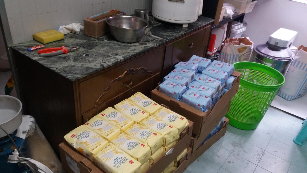 L'interno del laboratorio sequestrato dalla polizia municipale in via Rota