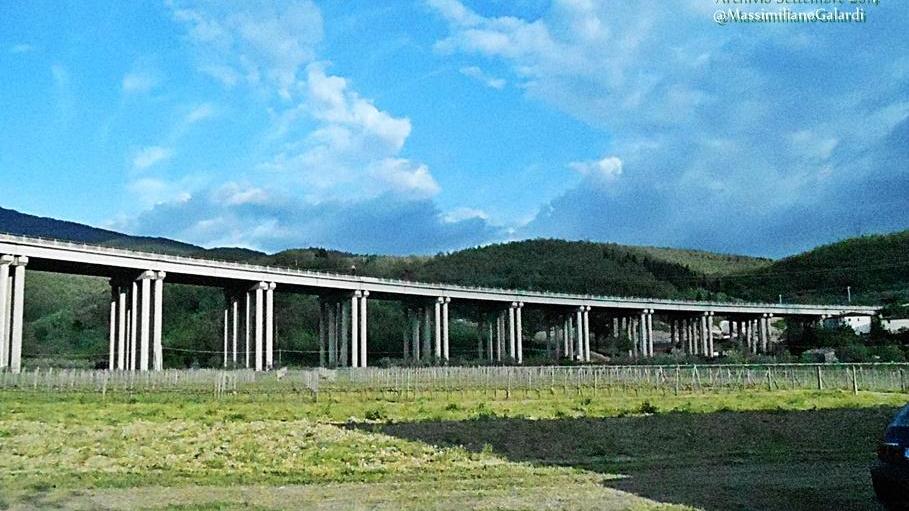 Il viadotto dell'Autosole all'altezza di Legri