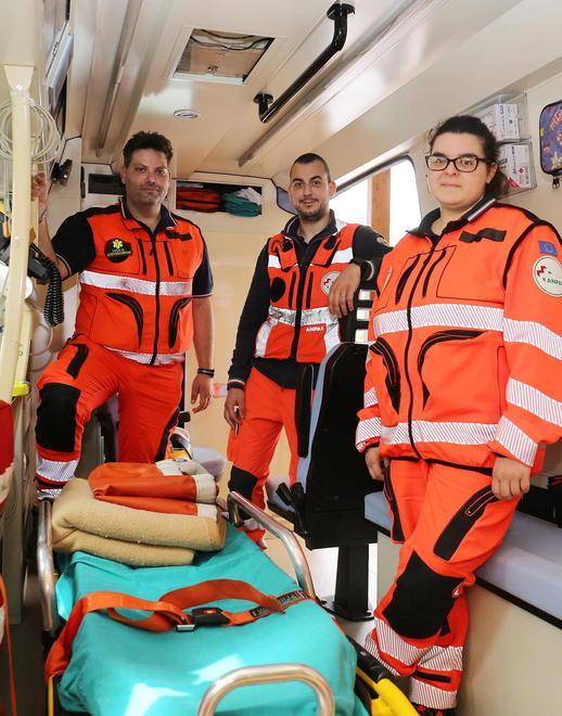 Partorisce una bimba sul pianerottolo di casa aiutata dai volontari 