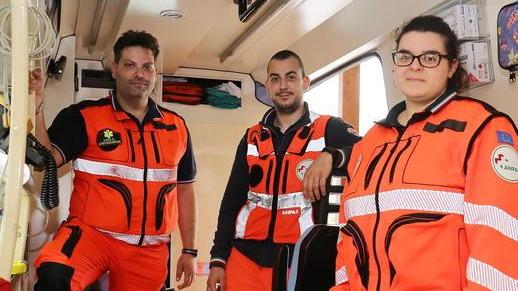 Partorisce una bimba sul pianerottolo di casa aiutata dai volontari