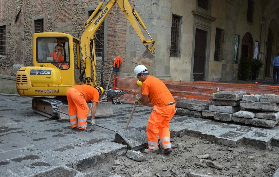 Partiti i lavori sul lastricato in centro 