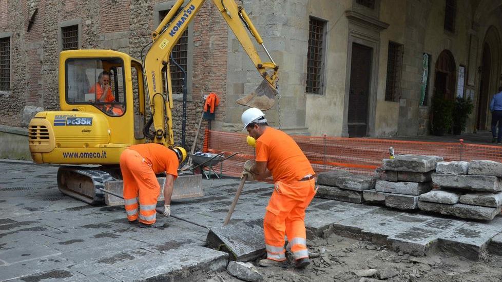 Partiti i lavori sul lastricato in centro
