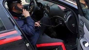 Lancia una bottiglia e ferisce tre connazionali